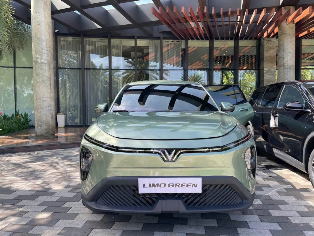 Vinfast limo green thang 8 2026 gia uu dai